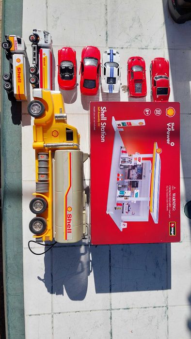 Шел shell бензиностанция с коли и камиони