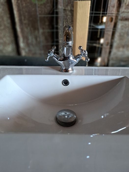Мивка за банята със смесители за вода в перфектно състояние запазена .