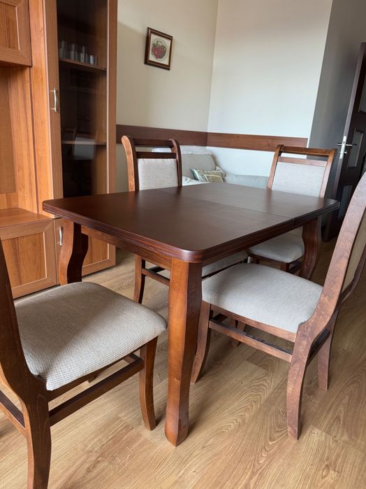 дървена маса с 6 стола