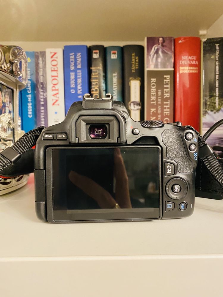 Canon EOS 250D Kit cu Obiectiv EF-S 18-55mm DC Negru