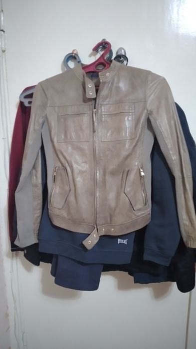 Продаю фирменную кожаную куртку trussardi