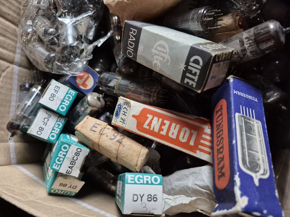 Vând Lot 150-200 Lampi,pentru radio din anii 1940-1970 o cutie full