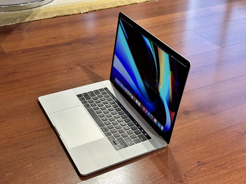 15,4'Macbook Pro 2017 Touchbar/i7 2.9Ghz/16GB Ram/512GB SSD/Radeon 4GB