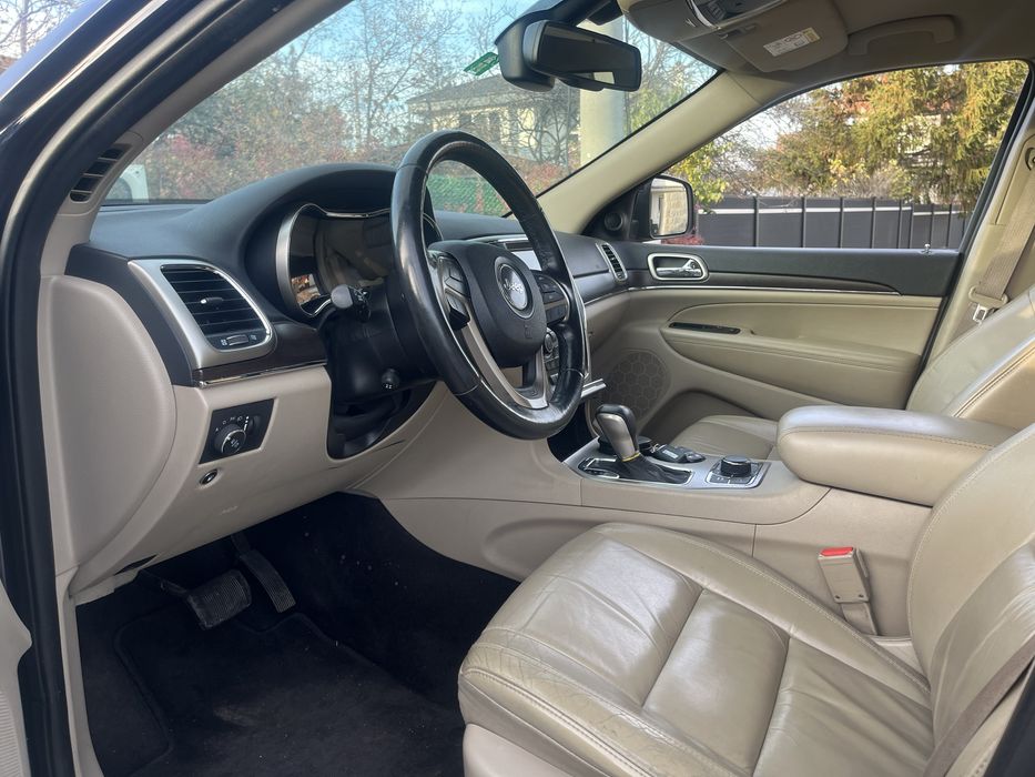 Продавам jeep wk2 на части