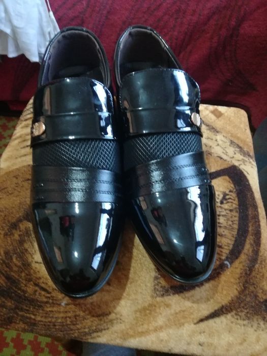 Vand pantofi noi