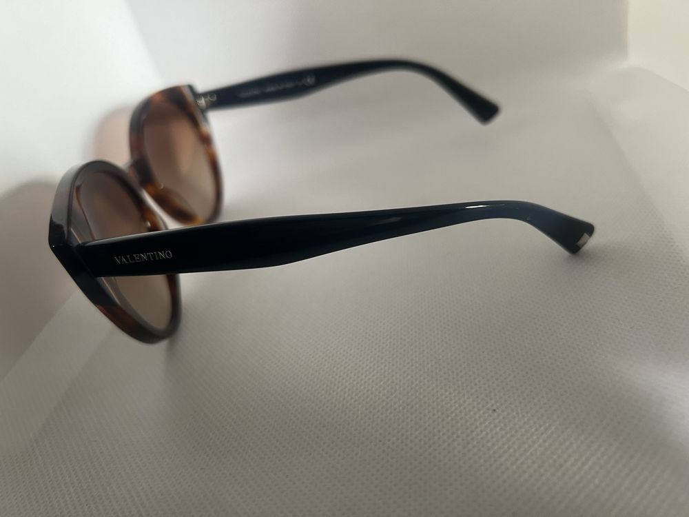 Ochelari de soare pentru femei ! VALENTINO .