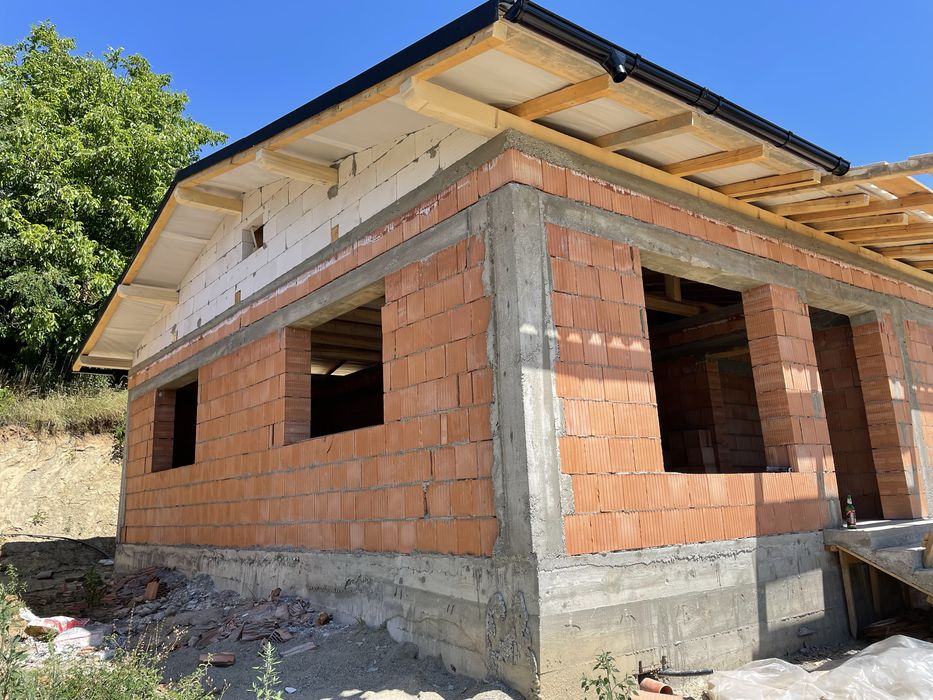 Vand casa in rosu Ocazie!!!