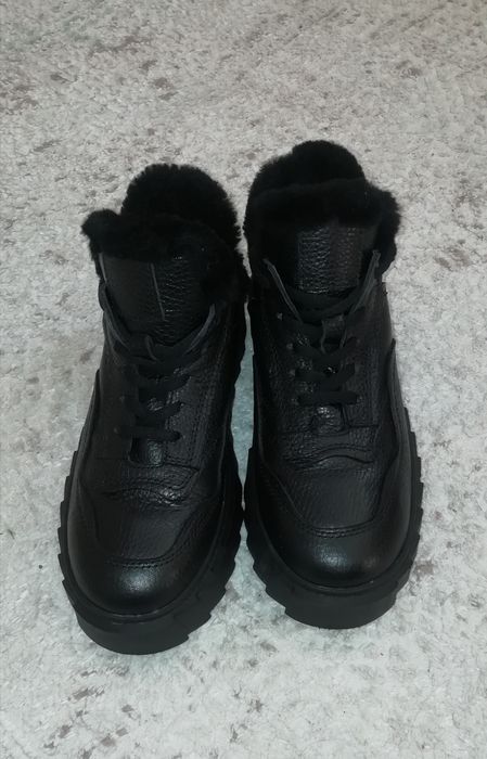 Продам кроссовки женские. ие, зимние.