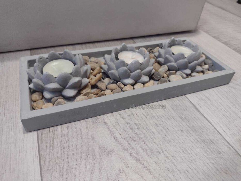 Свещник 3 броя свещи с декорация камъни и бял пясък