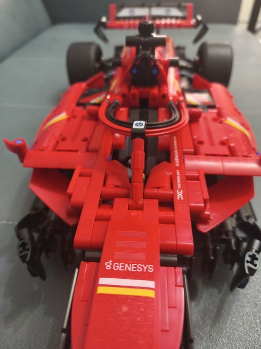Идеальный подарок на новый год.Продам Лего формула 1 Феррари. Собранны