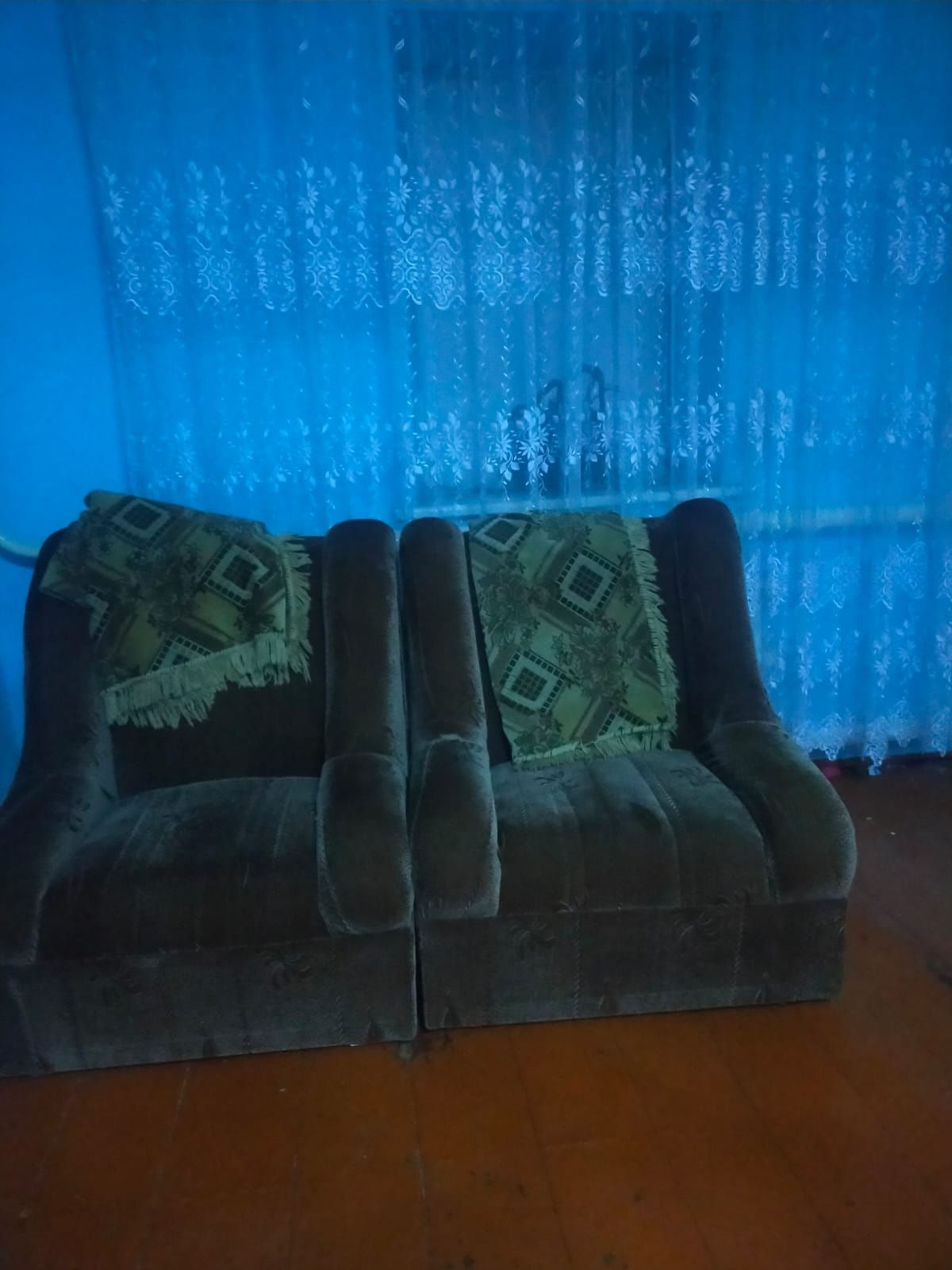 Продам диван и 2 .кресла. в хорошем состоянии