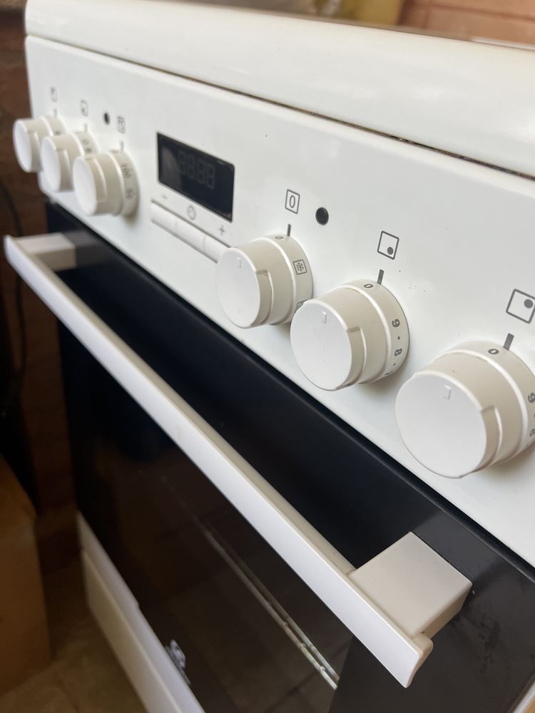 Aparat de gatit electric Electrolux, 4 ochiuri si cuptor