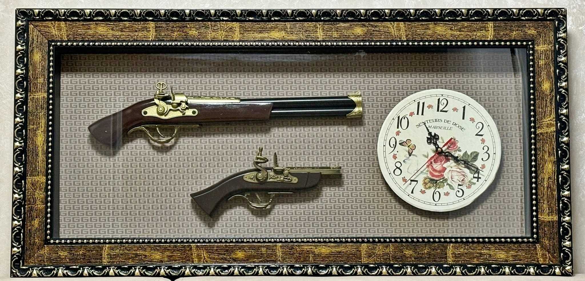 panou/tablou arme decorative de epoca cu ceas