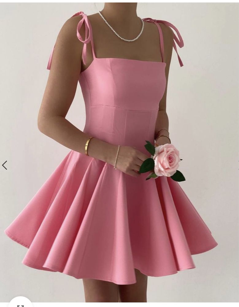 Розова кукленска рокля