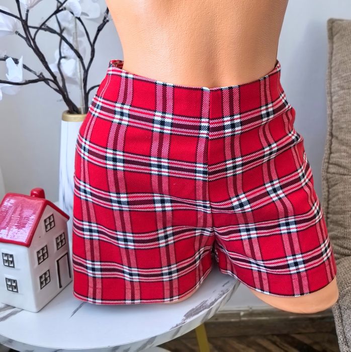 Pantaloni eleganți scurți mărimea M