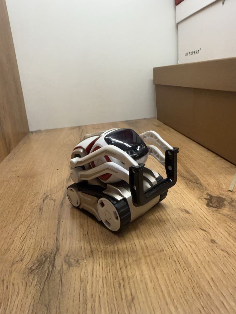 Срочно продам робот Cozmo Anki в хорошем состоянии!