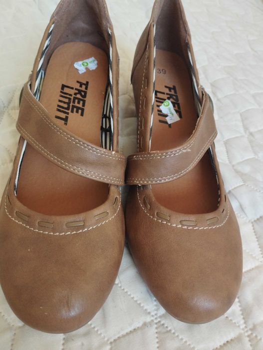 Дамски кожени обувки 37-38 (за по слаб крак)  6 лв.