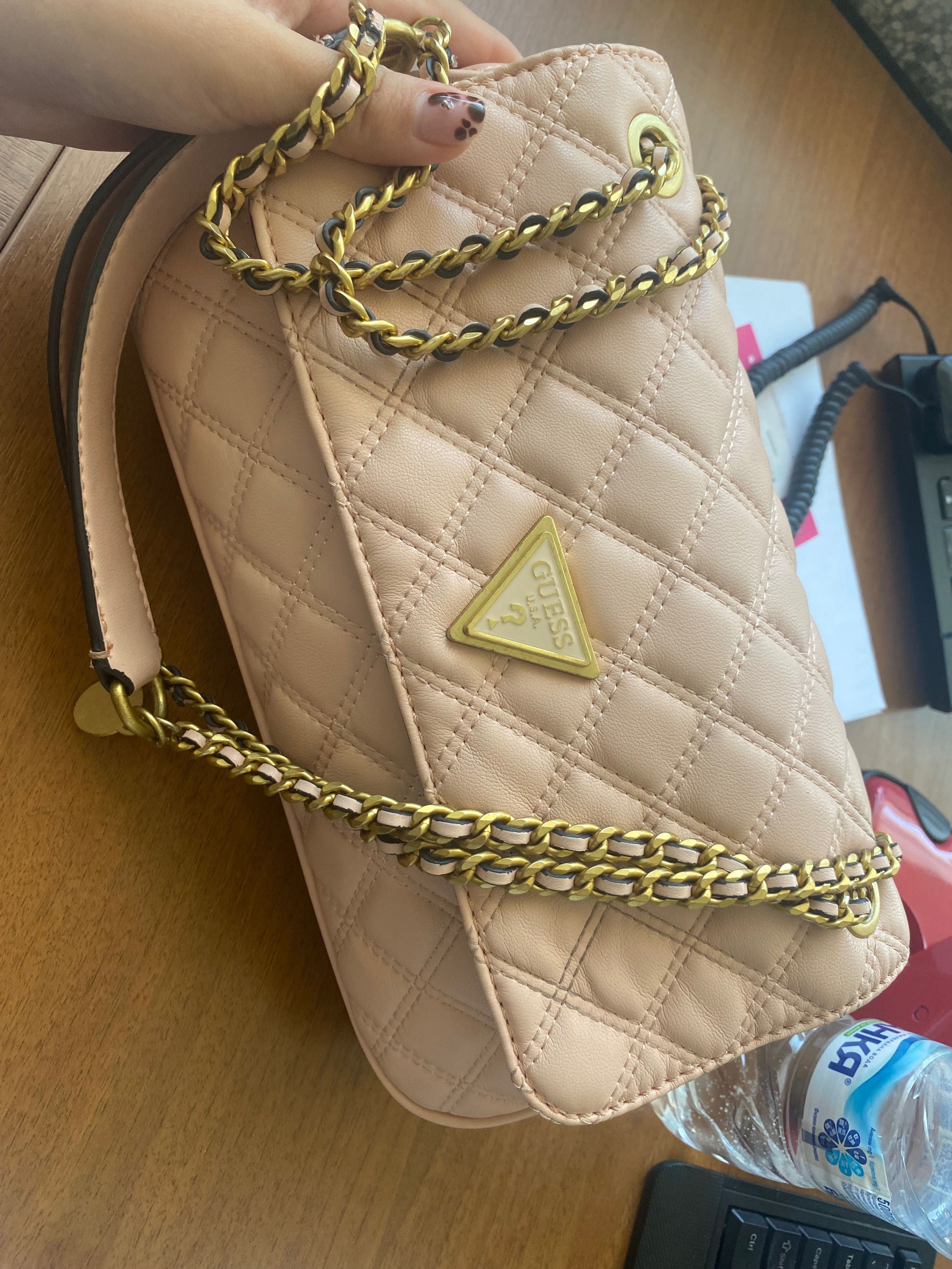 Чанта  на  Guess