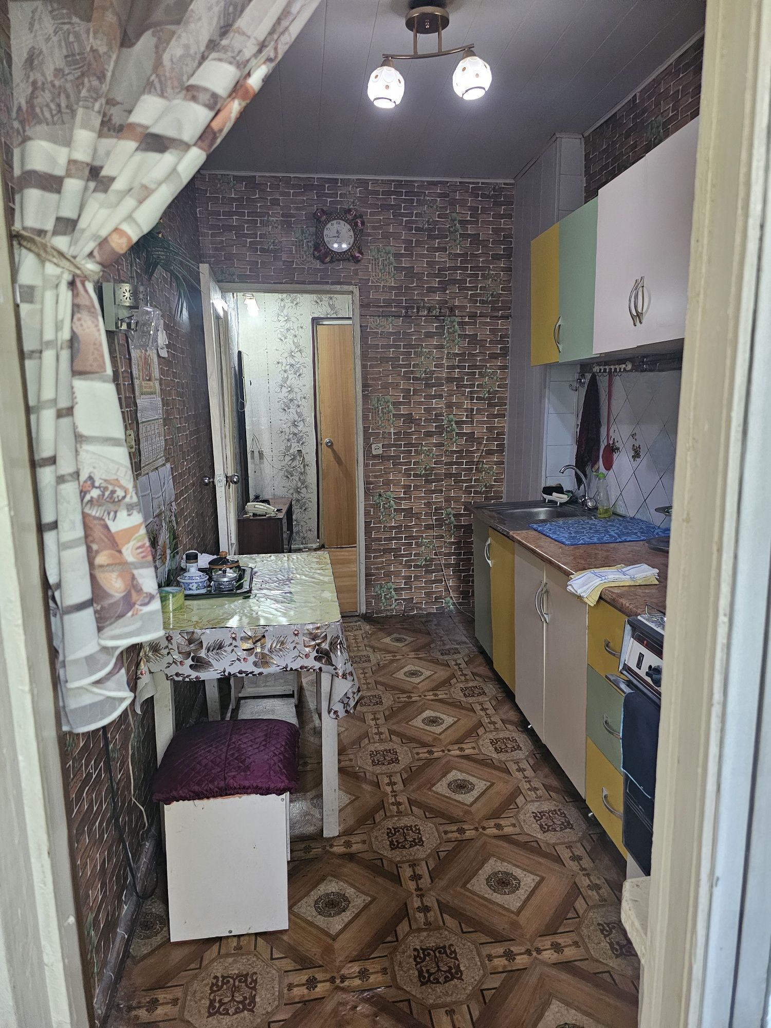 Продам 1комнатную квартиру ,переделанную в 2х комнатную.Юнусабад 18 кв