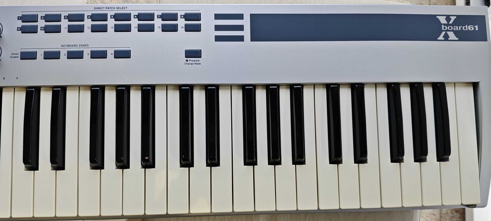 Продавам комплект: настолен компютър + монитор + MIDI клавиатура