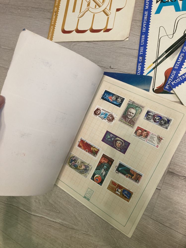Колекционерски класьор с пощенски марки