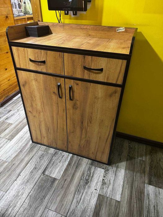 Стейшен с металлическим каркасом и отделкой под дерево.