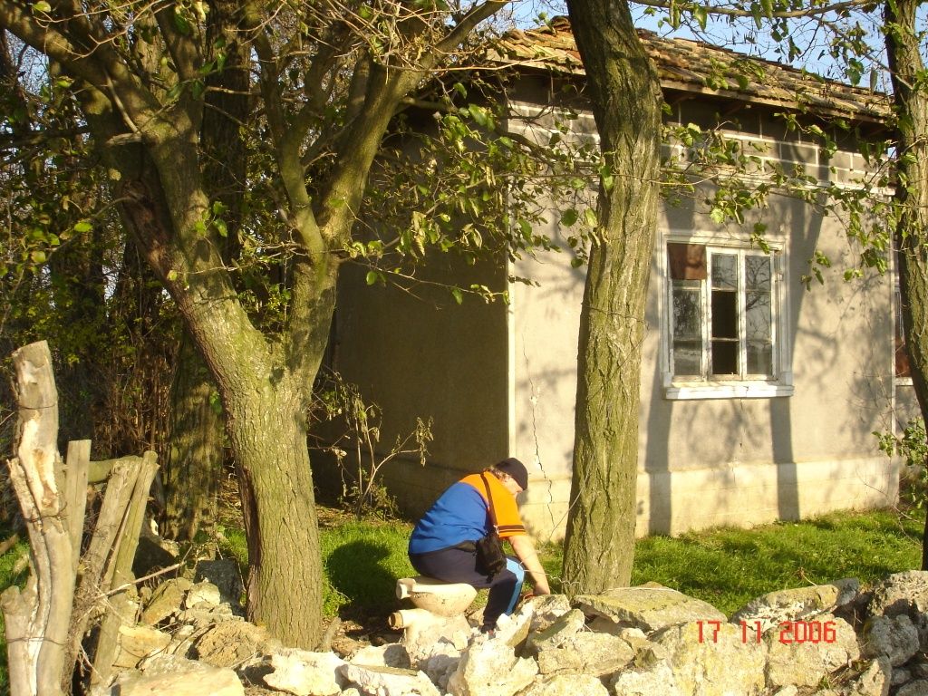 Продавам стара къща с голям парцел 2480 м2 само на 18 км от морето!