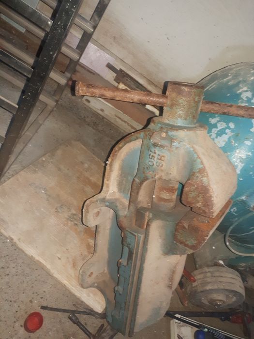 Vînd menghina mare de 150 stare bună la suma de 680lei vînd menghina