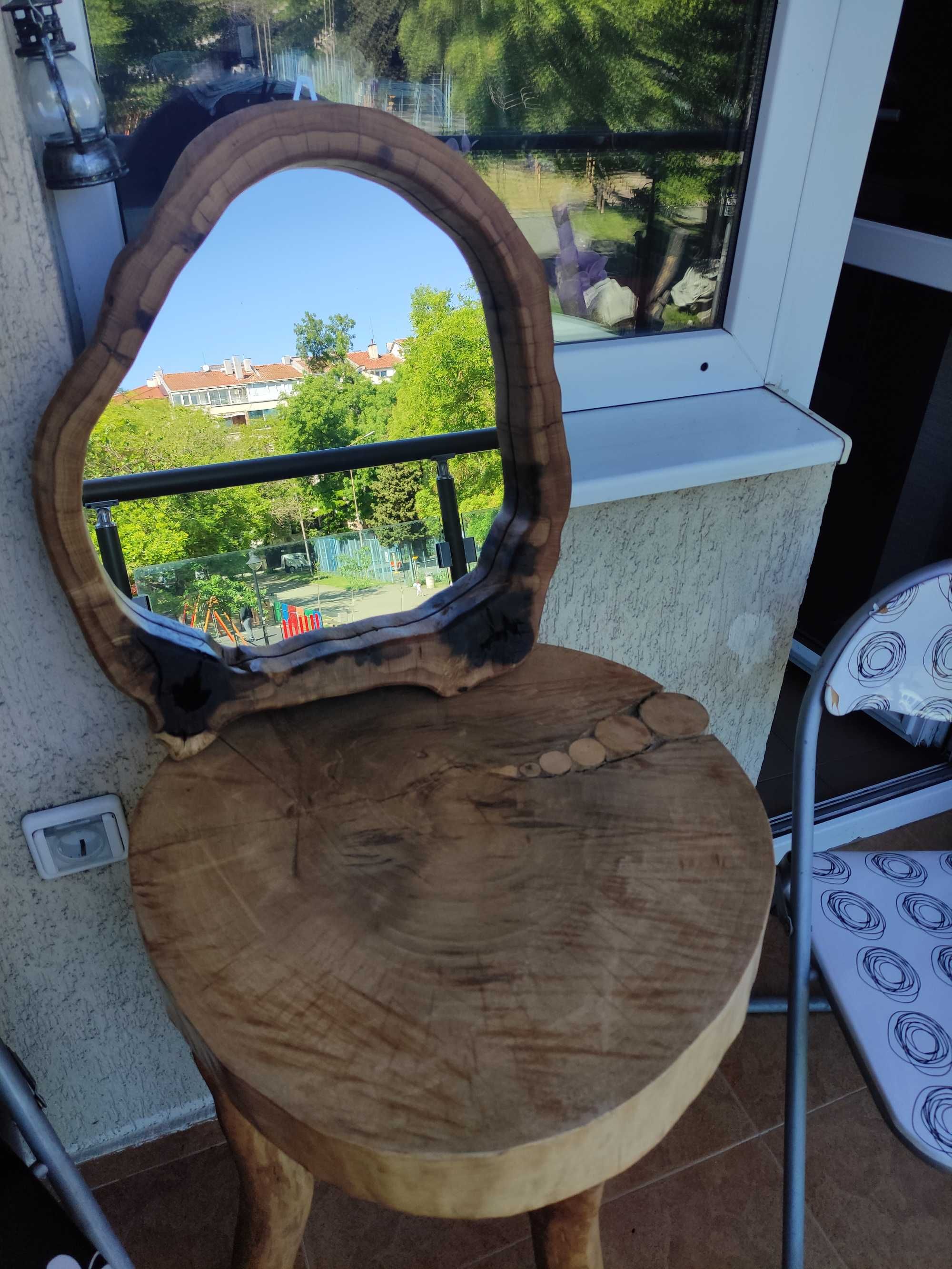 Огледало с дървена рамка