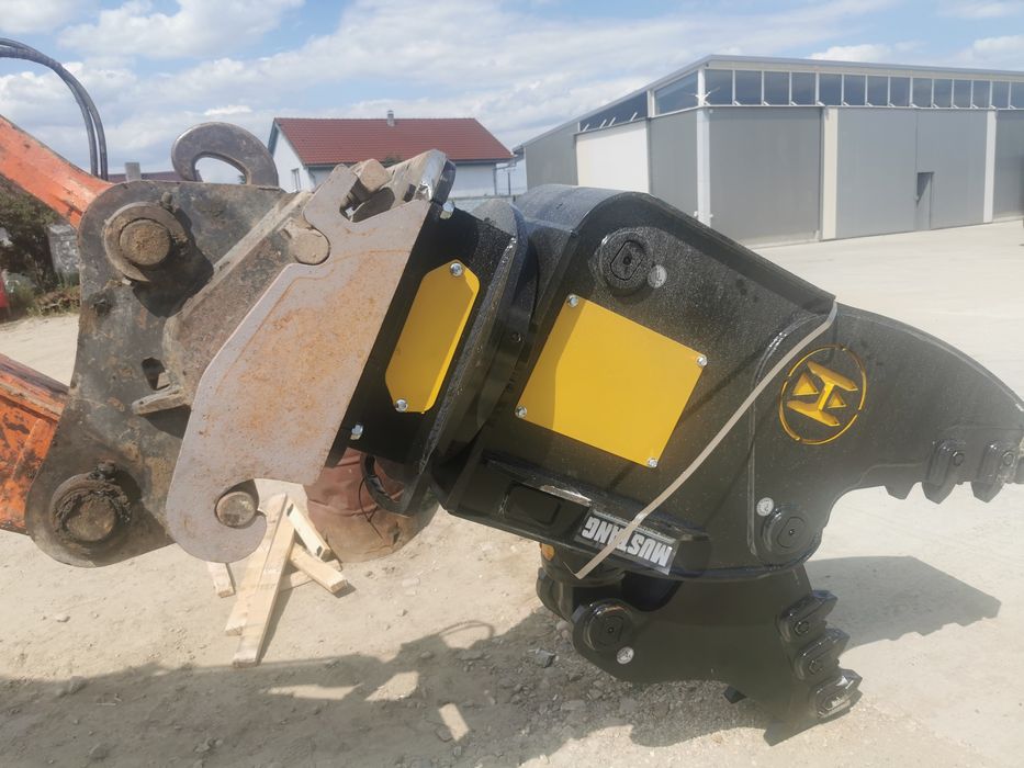 Inchiriez buldoexcavator (buldo excavator) cu picon si furci trakker