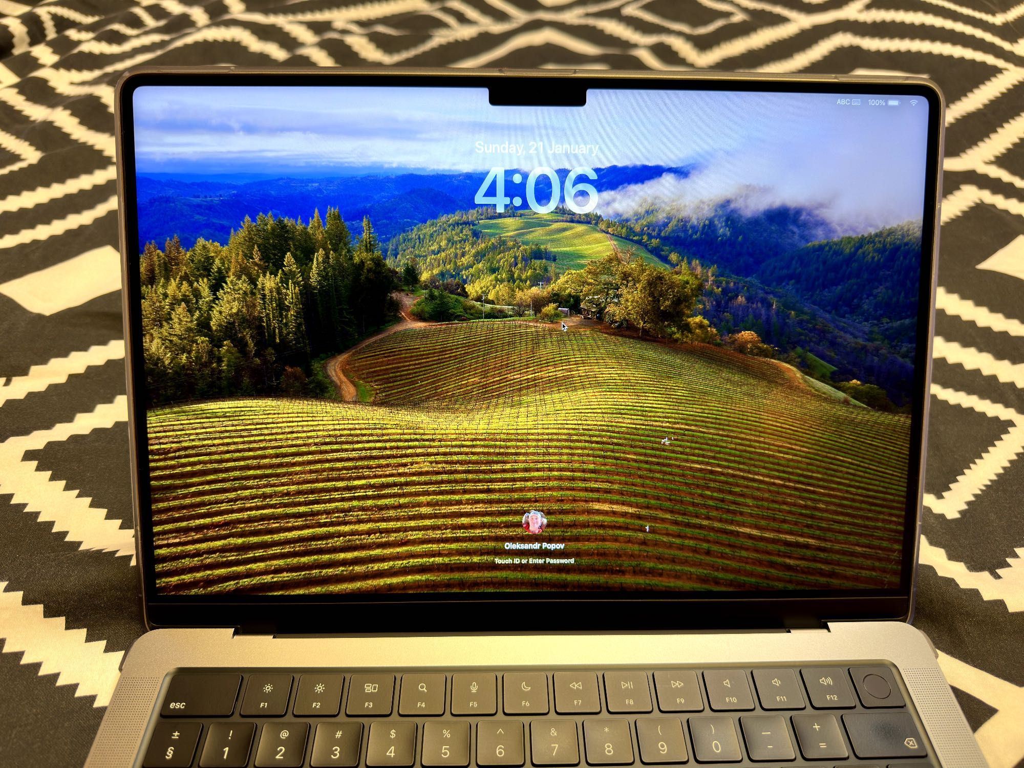 Лаптоп Macbook Pro 14 M2 Pro 2023 512GB в гаранция, като нов
