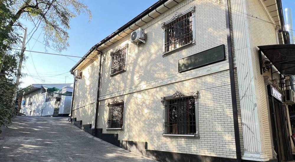 Самарканд шахрида  9 хона 2 кават звротамирланган  ховли сотилмокда