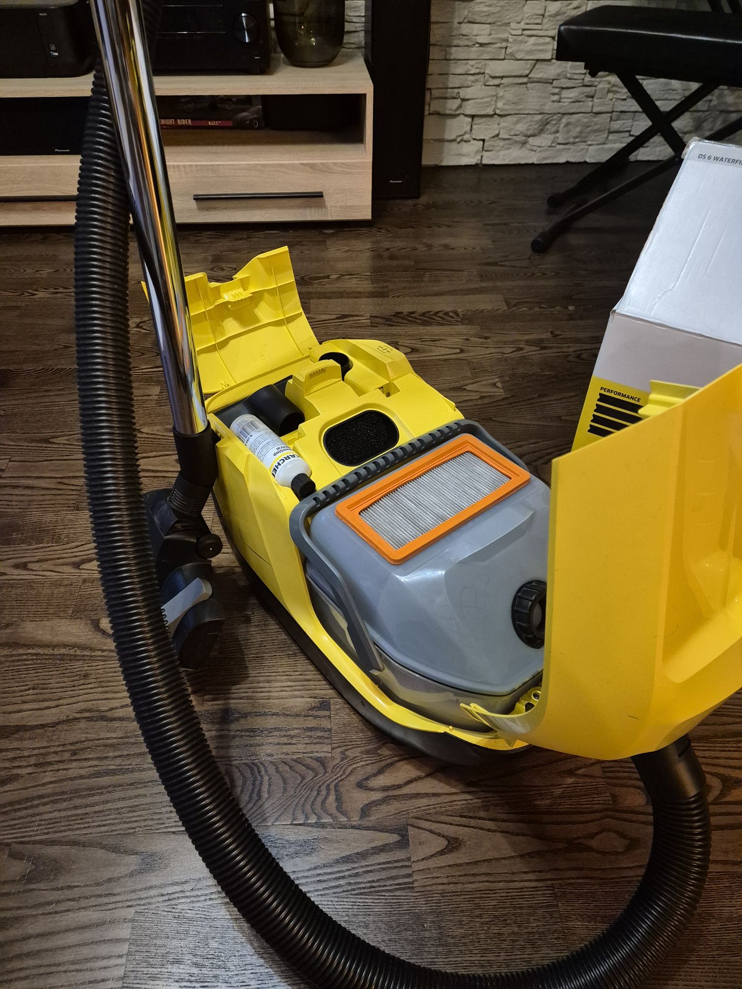 Aspirator Karcher DS6 fără sac cu filtrare prin apă