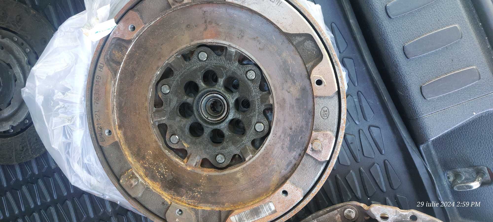 Set ambreiaj cu volanta  plus pompa de apa bmw x1 e84 163 cai