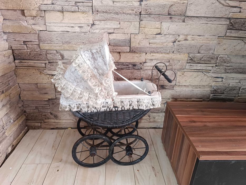 Старинна количка за кукли