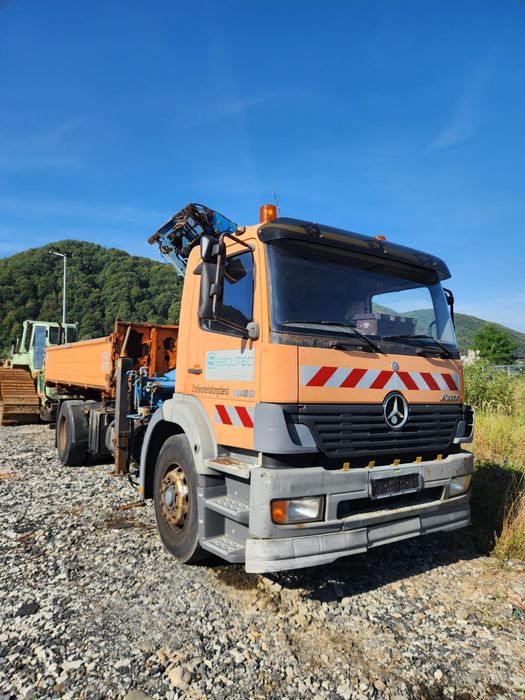 Camion Mercedes Atego basculabil și macara