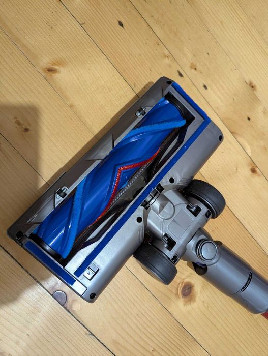 Добра и почистена Dyson V6 прахосмукачка с нова батерия и аксесоари