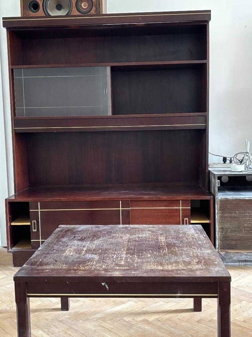 Продавам холна секция от две части, в комплект с две холни маси.