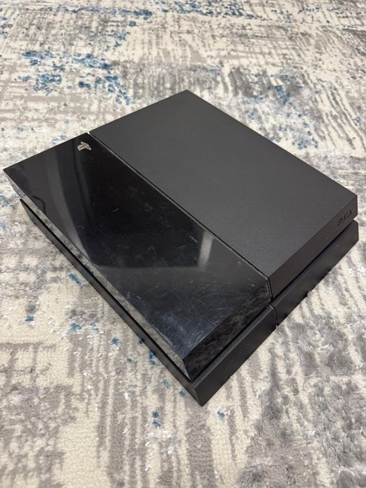PlayStation 4 Slim с 2 геймпадами