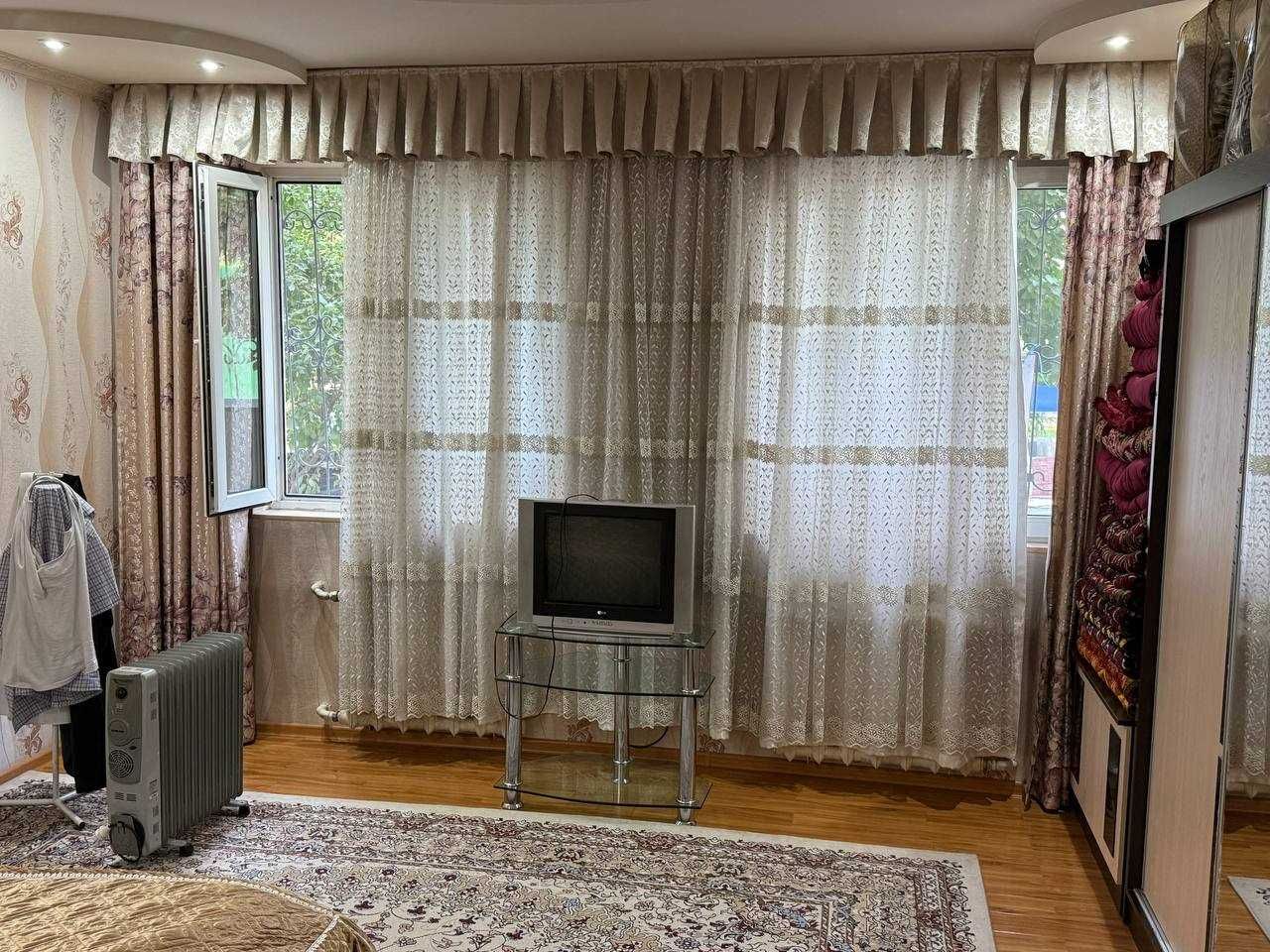 Срочно продаётся двухкомнатная квартира в Яккасарайском районе 69 дом