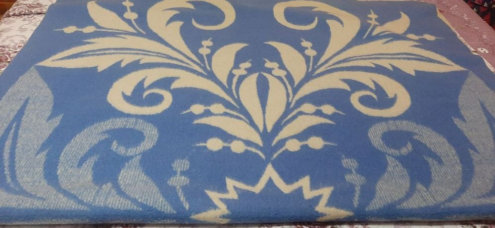 Одеяло верблюжая шерсть в нармальном состоянии.две штуки.раз.140/200.