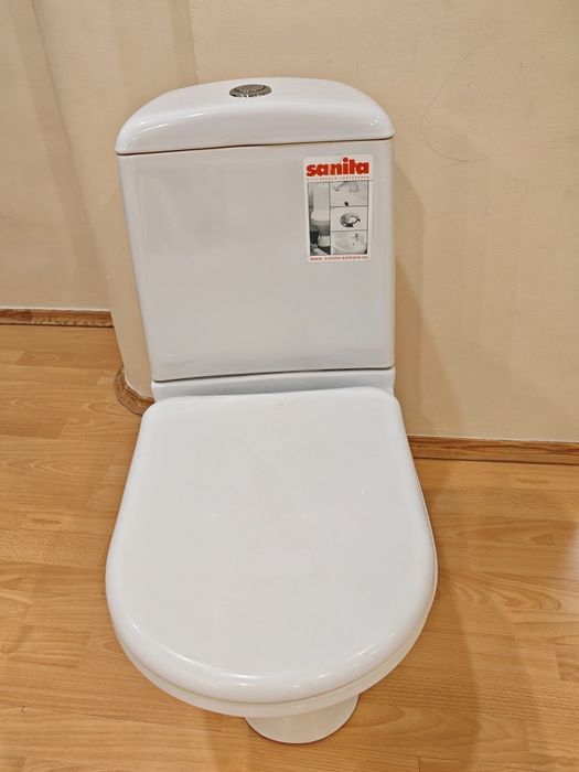 Унитаз в идеальнейшем состоянии. С полным комплектом, с гофрой.