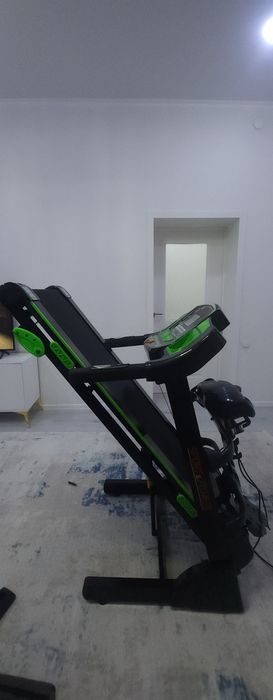 Беговая дорожка , в комплекте вибромассажёр и 2 гантели весом по 1кг