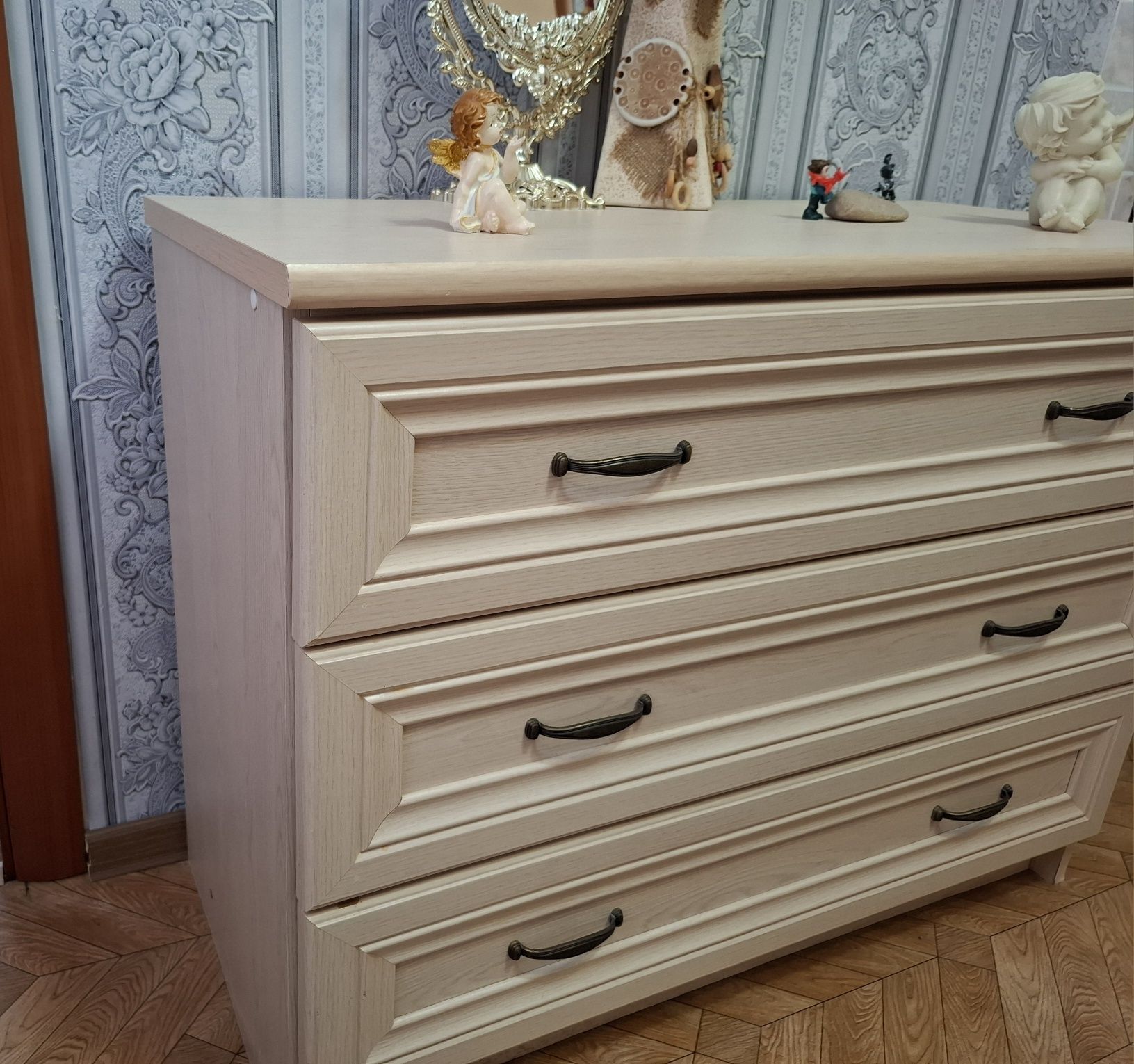 Продаётся спальный гарнитур.