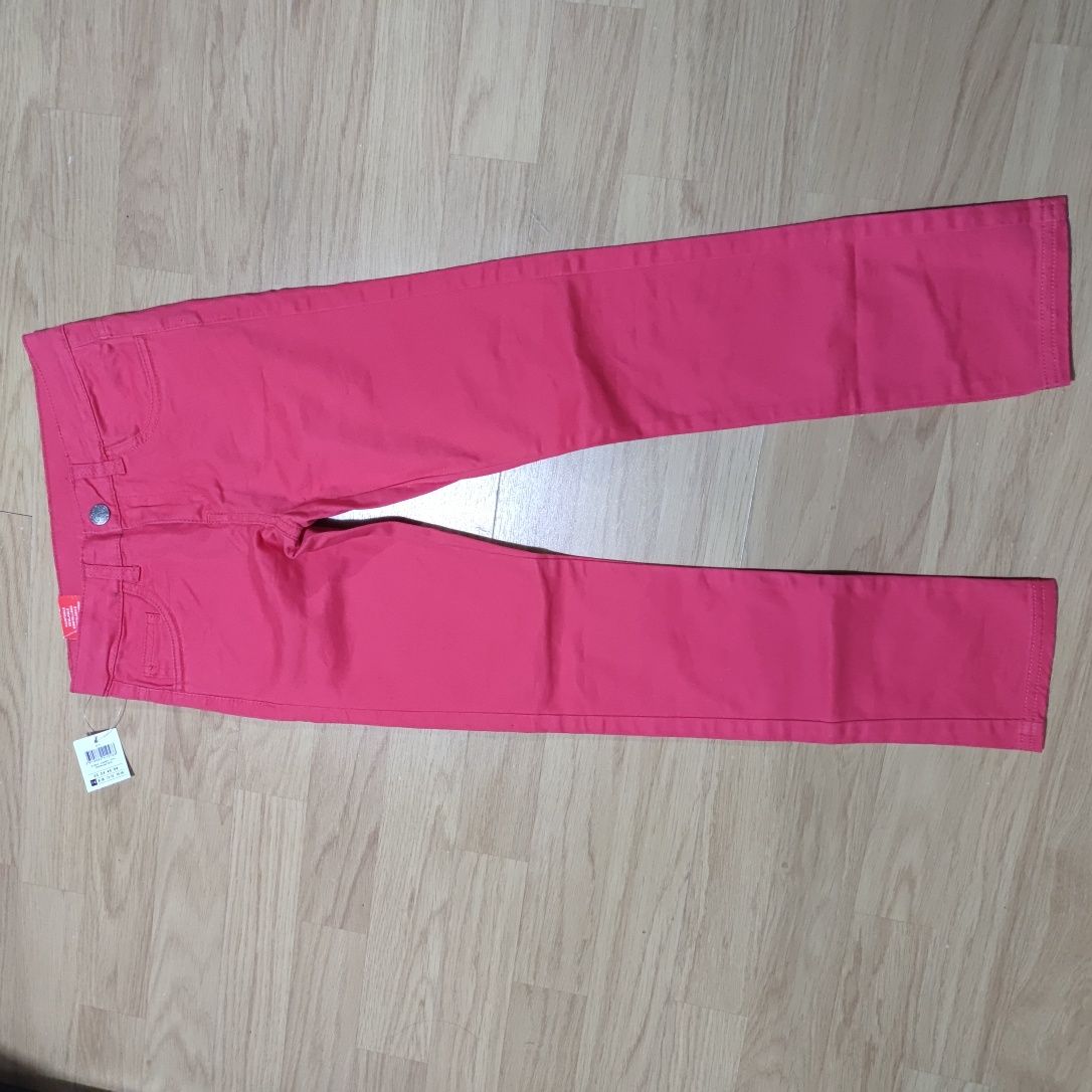 Pantaloni roșii 7-8 ani
