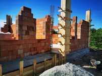 Construim case la rosu si la cheie