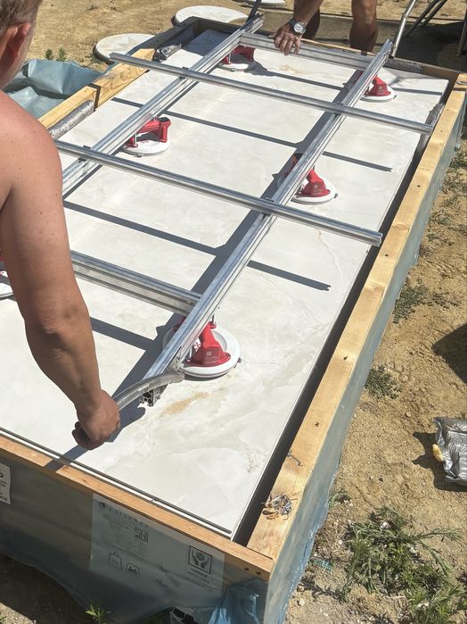 Продавам маса и електрически лапи за рязане на големи плочки над 3.00