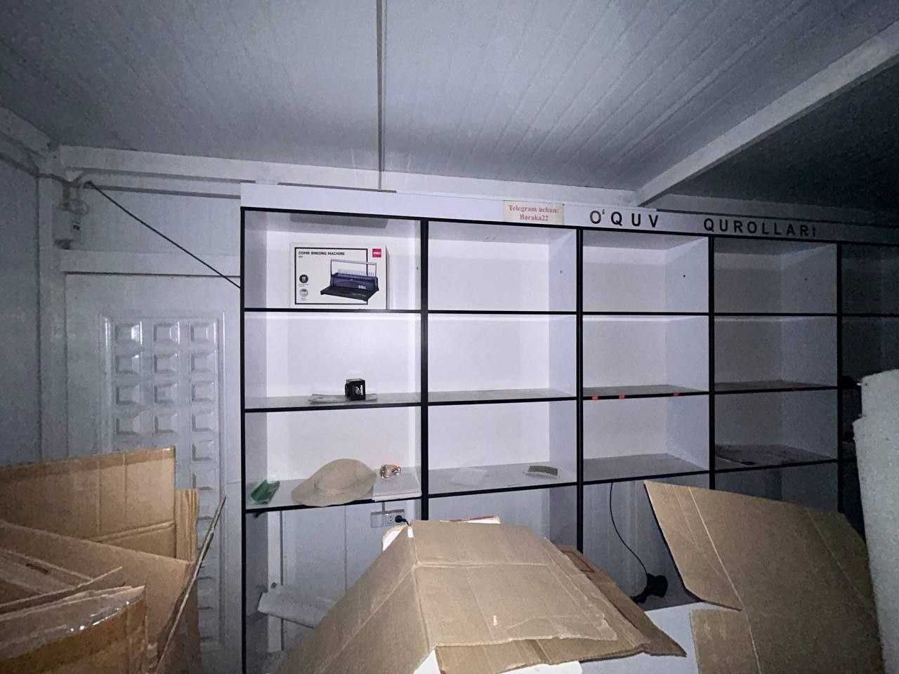 Savdo dukoni uchun tayyor mebel sotiladi.