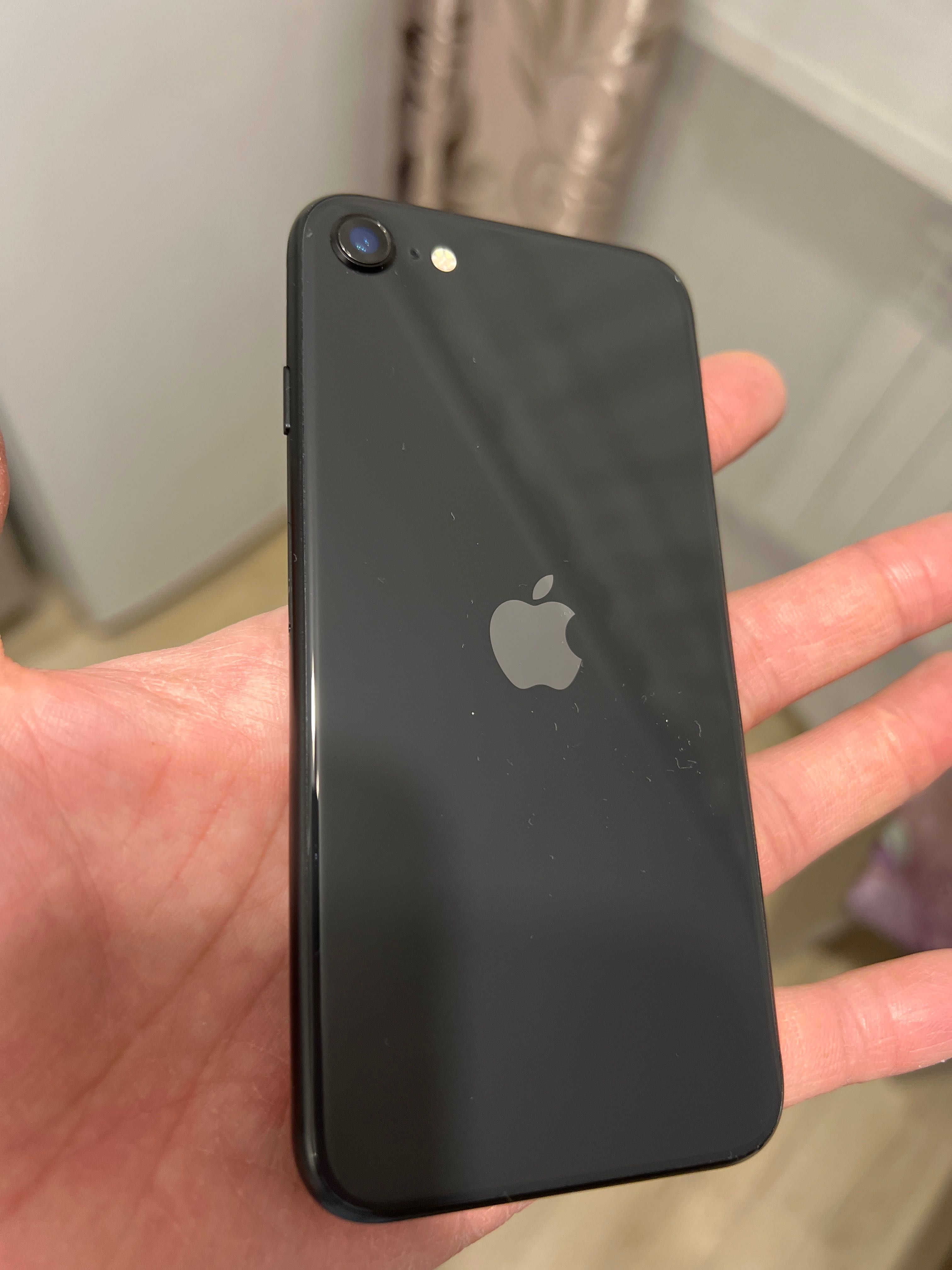 iPhone SE 2020 в отличном состоянии