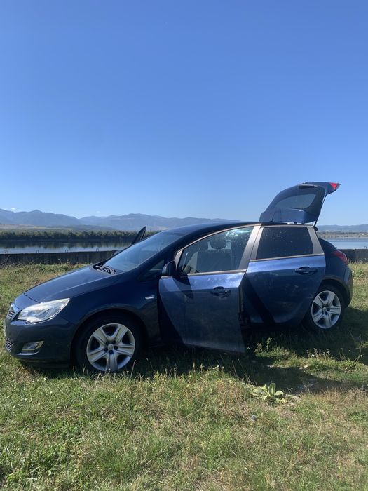 Opel Astra J - îngrijită și gata de drum